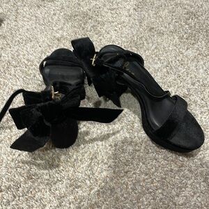 Lulu’s Black velvet Bow Heels